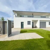 luxuriöse Villa Möwengeflüster - 220qm große Ferienwohnung für bis zu 8 Gästen mit Sauna direkt am Goitzschesee，位于Pouch的酒店