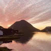Small renovated boathouse down by the sea,位于克拉克斯维克的酒店