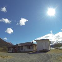 林根峡湾露营度假屋，位于Nord-Lenangen的酒店