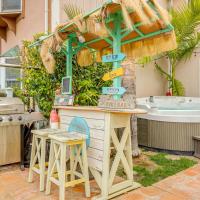 Chic Coastal Home with Outdoor Oasis in Oxnard!，位于奥克斯纳德Oxnard - OXR附近的酒店