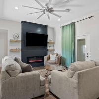 Modern 3 Bedroom Home with Pool，位于查尔斯湖Lake Charles Regional - LCH附近的酒店