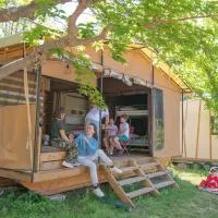 Camping Onlycamp Les Vailhés，位于洛代夫的酒店