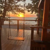Coastal Oceanfront Hideaway w 3BR & Private Deck，位于马亚圭斯尤格尼奥德霍斯托斯机场 - MAZ附近的酒店