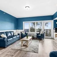Breathtaking Lake Views 1BR King Suite, Kitchen & Heated Pools，位于图哈伯斯的酒店