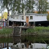 Cozy little house with sauna on a fishing boat，位于派尔努的酒店