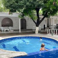Chalet Privado Escondido Familiar y Eventos Playa Aeropuerto，位于圣玛尔塔迈克蒂亚西蒙·玻利瓦尔国际机场 - SMR附近的酒店