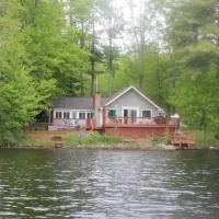 Lakeside Retreat - HOT TUB, Swimming, Boats，位于Rindge的酒店