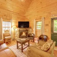 Fire Pit & Porch: Warm & Woodsy Rothbury Escape!，位于Rothbury的酒店