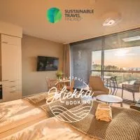 Marina Chalets Studios by Hiekka Booking - sisältää liinavaatteet ja loppusiivouksen，位于卡拉约基的酒店