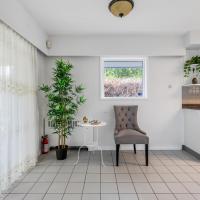 Spacious Vancouver Retreat with Garden Views，位于温哥华温哥华国际机场 - YVR附近的酒店