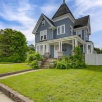 5 Mi to Beaches Historic Apartment in Westerly!，位于韦斯特利Westerly State Airport - WST附近的酒店