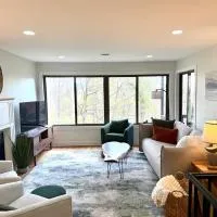 The Canopy 4BR Forest Escape Spa, Sip, and Unwind，位于Vernon Township的酒店