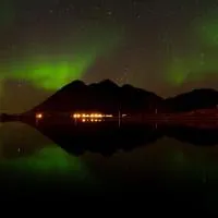 Spacious Oceanfront house in the Heart of Lofoten，位于Lyngedal的酒店