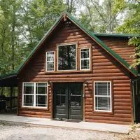 "The Lantern" Woodsy Cabin Experience w/ HotTub，位于Rogers的酒店