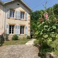 Gite Coccinelle in the medieval town of Confolens，位于孔佛朗的酒店