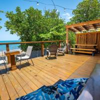 Oceanfront 5BR Oasis w Decks & Direct Beach Access，位于马亚圭斯尤格尼奥德霍斯托斯机场 - MAZ附近的酒店