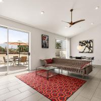 Luxury Palm Springs Retreat with Stunning Mountain Views，位于棕榈泉棕榈泉国际机场 - PSP附近的酒店