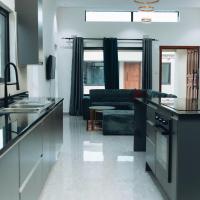 Gotriips Apartments，位于卢萨卡肯尼思·卡翁达国际机场 - LUN附近的酒店