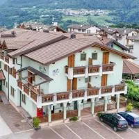 HC Hotel Garni - Rooms and Apartments，位于琴布拉的酒店