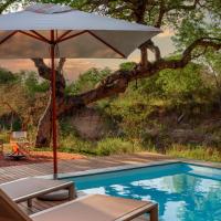 Nomads Den Private Villa with Heated Pool on Hoedspruit Wildlife Estate Riverbed，位于侯斯普瑞特胡德斯普雷特机场 - HDS附近的酒店