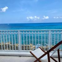 NEW Oceanfront Condo in George Town，位于乔治敦欧文·罗伯茨国际机场 - GCM附近的酒店