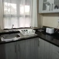 Unique Thatched Studio with pool access，位于哈拉雷的酒店