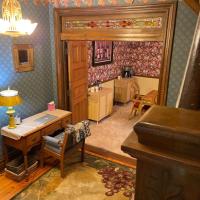 Historic & Charming Home just Steps from Deer Creek Winery，位于尤宁敦格林县机场 - WAY附近的酒店