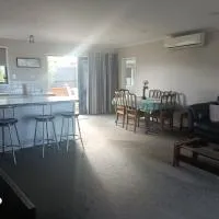 Cozy spacious estuary view three bedroom townhouse，位于纳皮尔内皮尔机场 - NPE附近的酒店
