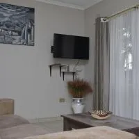 Neat 1 Bed Studio with pool access in Glen Lorne,位于哈拉雷的酒店