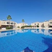 Poolside Family Comfort Suite，位于Aglantzia埃阿坎机场 - ECN附近的酒店