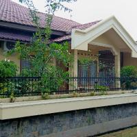 Gestur First House Syariah Hostel，位于巴东巴东机场 - PDG附近的酒店