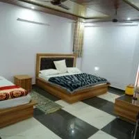 Shri Anand Hotel Berinag Shahgram with Parking included，位于Berināg的酒店