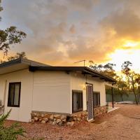 The Miners Cottage On Nettleton Lightning Ridge，位于莱特宁岭闪电岭机场 - LHG附近的酒店