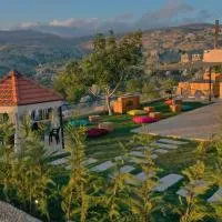 The Skyloft Tarchich - Panoramic Retreat with Pool，位于Aswāq aş Şafşāf的酒店