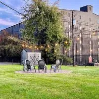 Charming 4BR with Fire Pit Next to Barton 1792,位于巴兹敦的酒店
