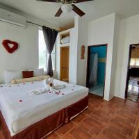 See Belize WATERSIDE Sea View Apt for 6 with Kitchen, Balcony, Infinity POOL & Overwater Deck, 2nd Floor，位于伯利兹城菲利普戈尔德森国际机场 - BZE附近的酒店