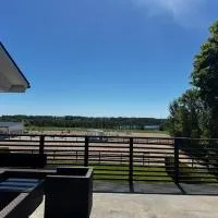 Hallands Equestrian Lägenhet，位于拉霍尔姆的酒店