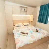 Ra, cozy familly place, free parking, near beach, in Kamp Maslina Drage，位于德拉格的酒店