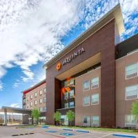 La Quinta Inn & Suites by Wyndham DeSoto，位于迪索托的酒店