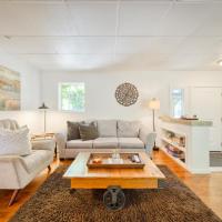 Charming Milk Barn Home on Vineyard Estate，位于Forestville查尔斯舒尔茨索诺玛县机场 - STS附近的酒店