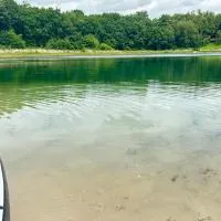 Modernes Ferienhaus am See mit Garten,位于Wiefelstede的酒店
