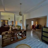 Maisons d'Hotes Les jardins de keur fary，位于RhandoulBlaise Diagne International Airport - DSS附近的酒店