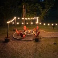 Pet Friendly Cabin in Sevierville, Sleeps 12 - Arcade and Foosball , Hot Tub, Fire Pit - Close to Dollywood,位于赛维尔维尔的酒店
