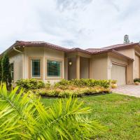 Chill & Spacious 3BR - Beaches & Backyard Fun，位于西棕榈滩棕榈滩国际机场 - PBI附近的酒店