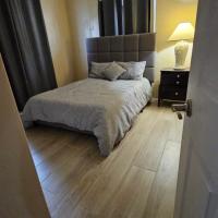 Tulu Famaguon Newly Renovated 2 BR 1BA Private Apartment Free Wifi Free Parking，位于塔穆宁安东尼奥·汪帕特国际机场 - GUM附近的酒店