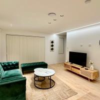 Stylish New & Cosy 3-Bedroom Retreat in Auckland - Perfect for Your Next Getaway!，位于奥克兰阿德莫尔机场 - AMZ附近的酒店