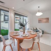 EasyGo- Lavish Townhouse with facilities，位于迪拜阿勒马克图姆国际机场 - DWC附近的酒店