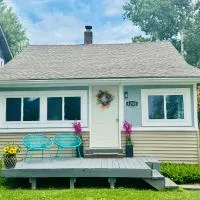 Charming Walled Lake MI Cottage，位于诺维的酒店