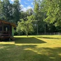 Forest Camping with grillhouse and dush，位于Lõupõllu的酒店