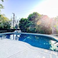 6BR Pool Escape for Friends and Family - LOU1 - BUR，位于伯班克好莱坞伯班克机场 - BUR附近的酒店